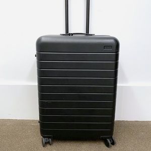 AWAY TRAVEL - MEDIUM - BLACK LUGGAGE